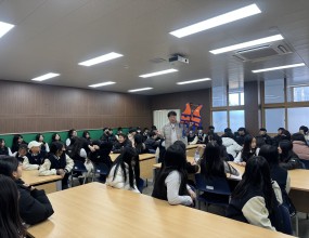 &nbsp;한국해양소년단 전남동부연맹은 2025년 12월 15일 여수중앙중학교에서 「찾아가는 해양 안전교실」을 진행하였다. 학생 90명이 참여하여 해양 안전 수칙과 심폐소생술, 자동심장충격기(AED) 사용법을 이론과 실습으로 교육받았다.