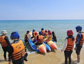 한국해양소년단연맹(총재 최원혁,HMM(주) 대표이사)은 2025년 7월 4일(금) ~ 6일(일) 2박 3일간 강원특별자치도 강릉시와 경상남도 통영시에서 해양산업종사자 및 가족들 대상으로 (재)바다의품의 지원하는 바다가족 해양캠프를 개최되었다.이번 캠프는 두 지역에서 각기 다른 테마로 진행되어 참가자들의 만족도를 높였다. 강원 강릉에서는 즐거운 바다를 컨셉으로 다채로운 해양레저활동이 진행되어 푸른 동해 바다를 배경으로 펼쳐진 프로그램들은 참가자들에게 잊지 못할 추억을 선하였고, 경남 통영에서는 바다에처 치유하는 힐링프로그램으로 한련수도의 아름다운 자연속에서 몸과 마음을 치유하는데 중점을 두어 바다를 통해 얻을 수 있는 평온함 속에서 진정한 휴식을 경험하며 재충전의 시간을 가졌다.