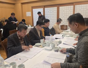 한국해양소년단중부지역연맹(연맹장직무대행 함치홍)은 지난 2026년 2월 20일(금), 대의원들이 참석한 가운데 2026년도 정기총회를 성공적으로 개최하였습니다.이번 총회는 총 26명 중16명(위임 9명, 불참 1명)이 참석하여 성원되었으며, 주요 회의 안건 및 승인사항으로는 [2025년도 사업실적 및 결산 승인 / 2026년도 사업계획 및 예산(안) 승인 / 임원선임 및 임원사임(안) 승인]이 있었습니다. 이를 통해,&nbsp;지난 한 해를 돌아보고 연맹의 새로운 도약을 다짐하는 자리가 되었습니다.