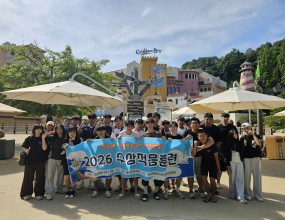 한국해양소년단중부지역연맹(연맹장직무대행 함치홍)은 지난 2026년 6월 13일(토), 용인 캐리비안베이에서 대원 및 선대장 33명이 참여한 가운데 ‘2026년도 수상적응훈련’을 실시하였습니다.이번 훈련은 본격적인 하계 시즌을 대비하여 청소년들에게 실질적인 수상 안전 역량을 강화하고자 마련되었습니다. 대원들은 물에 대한 두려움을 극복하는 적응 과정부터 기본적인 수상 안전 수칙과 구조 기술을 체득하며 유익한 시간을 보냈습니다. 특히, 단순한 체험을 넘어 동료 대원들과 함께 협동하며 미션을 수행하는 과정을 통해 해양소년단 대원으로서의 협동심과 자신감을 기르는 뜻깊은 계기가 되었습니다.