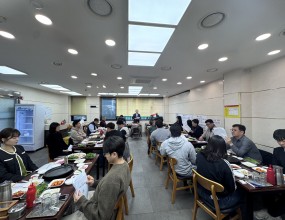 한국해양소년단전남동부연맹은 2026년 3월 25일(수) 2026년도 해양소년단 행사 추진 협의를 위한 「2026 제1차 선대장회의」를 개최하였다.이날 회의에는 김성환 연맹장, 선대장 및 직원 총 26명이 참석하여 2026년도 주요 행사 일정과 추진 방향을 공유하고, 효율적인 운영과 연맹 활성화를 위한 다양한 의견을 나누는 뜻깊은 시간을 가졌다.  &nbsp;  